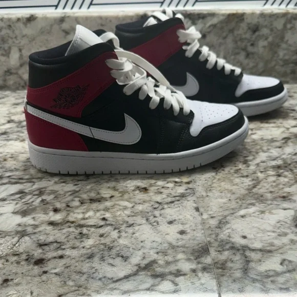 Air Jordan 1 Mid Black White Noble Red
BQ6472 016 Women's size 7.5 EUC - Picture 12 of 13